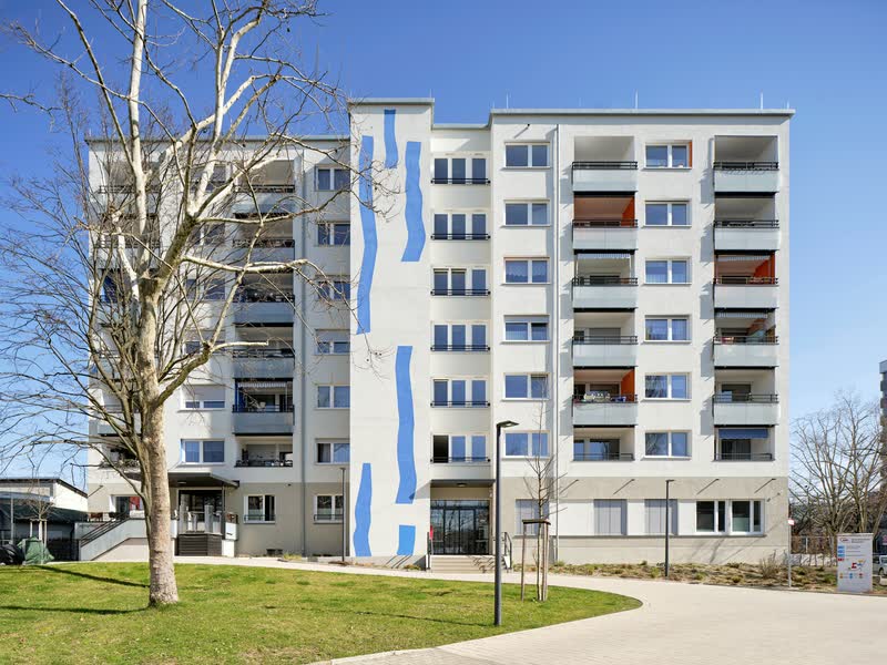 AWO Seniorenwohnanlage Weingarten, Haus 4 – Wohnhochhaus mit blauer Wellengrafik an der Fassade