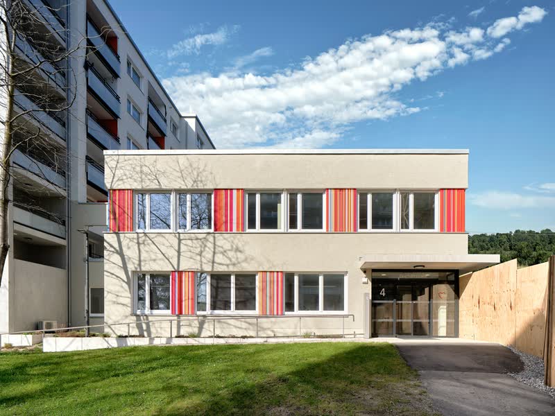 AWO Seniorenwohnanlage Weingarten, Haus 4 – zweigeschossiger Neubau mit farbigen Fensterlaibungen