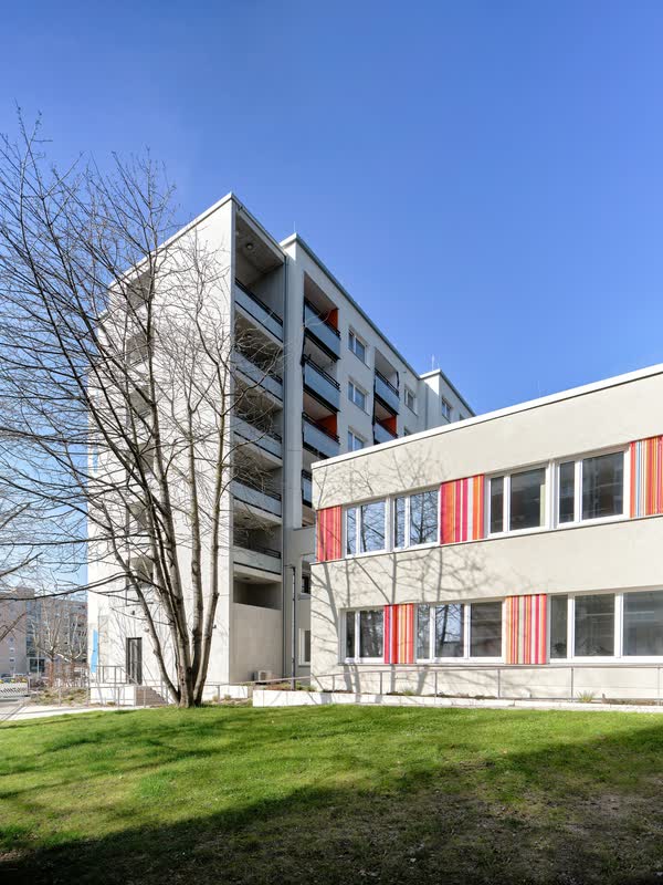 AWO Seniorenwohnanlage Weingarten, Haus 4 – Wohnhochhaus und zweigeschossiger Neubau