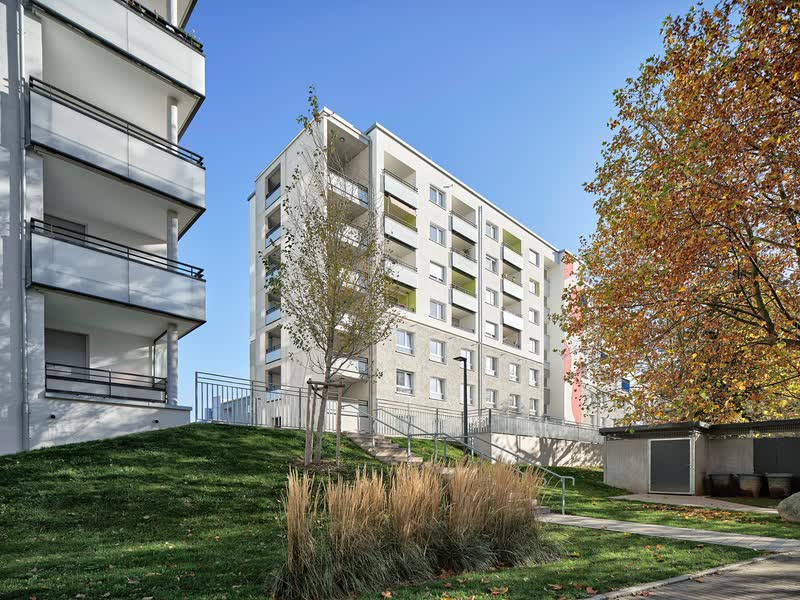 AWO Seniorenwohnanlage Weingarten, Haus 6 – Wohnhochhäuser mit Balkonen im Herbst