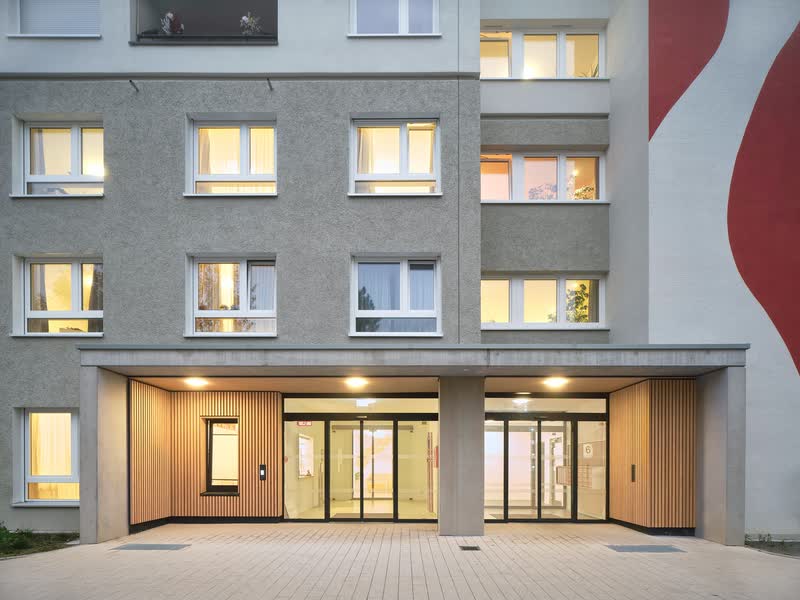 AWO Seniorenwohnanlage Weingarten, Haus 6 – überdachter Eingang mit Holzverkleidung