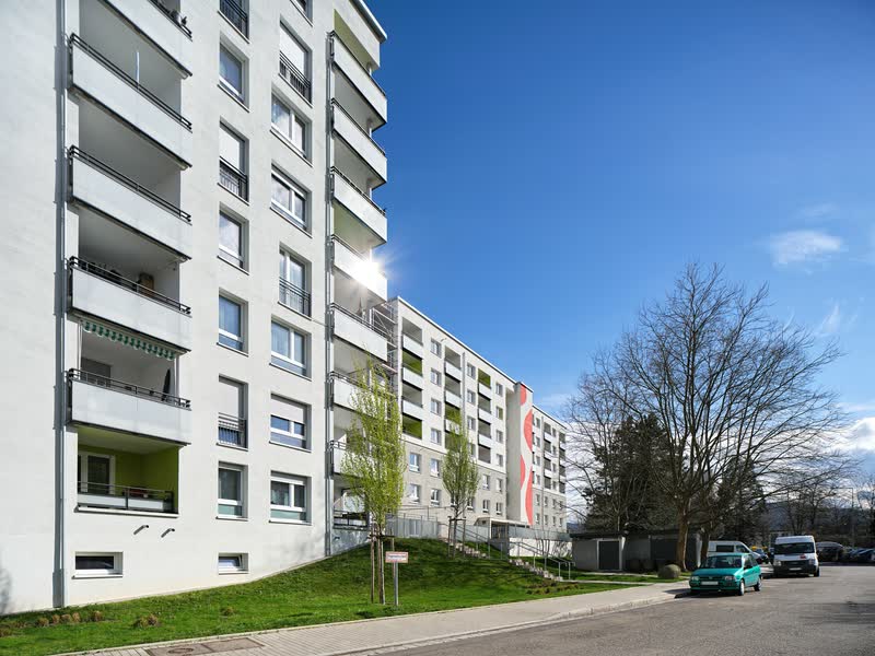 AWO Seniorenwohnanlage Weingarten, Haus 6 – Straßenansicht mit roter Fassadengrafik