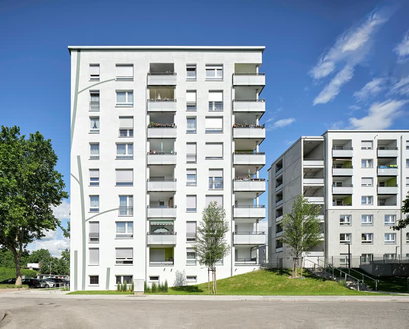 AWO Seniorenwohnanlage Weingarten, Haus 8 – Wohnhochhaus mit Astmotiv an der Fassade