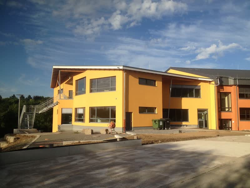 Freie Waldorfschule Ludwigsburg – Neubau mit gelber Fassade